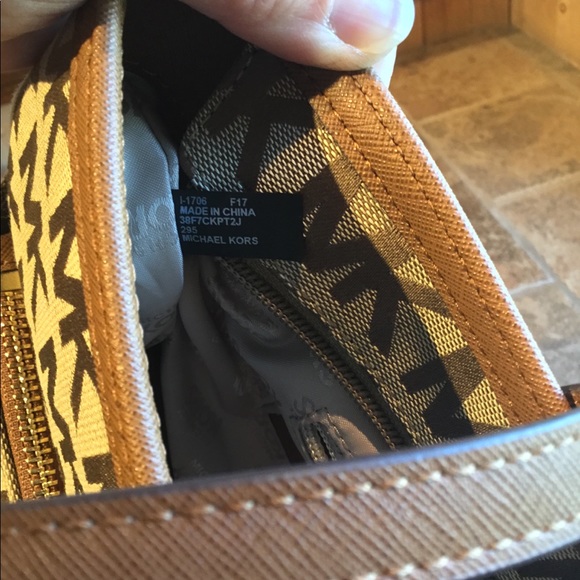 NWOT-MK Kempton w/Signature Logo Jacquard Tote - Picture 4 of 7